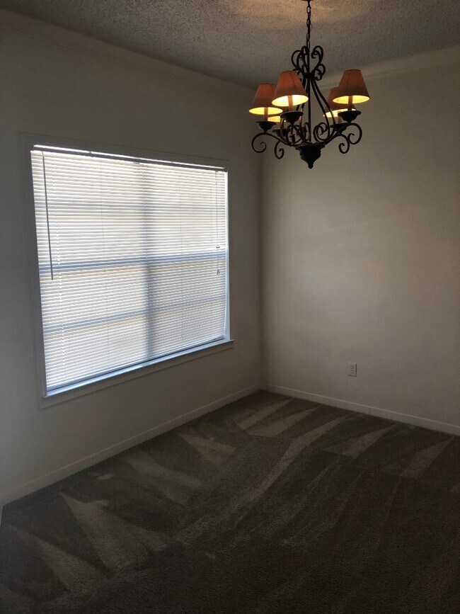 Building Photo - 915 W 23rd St