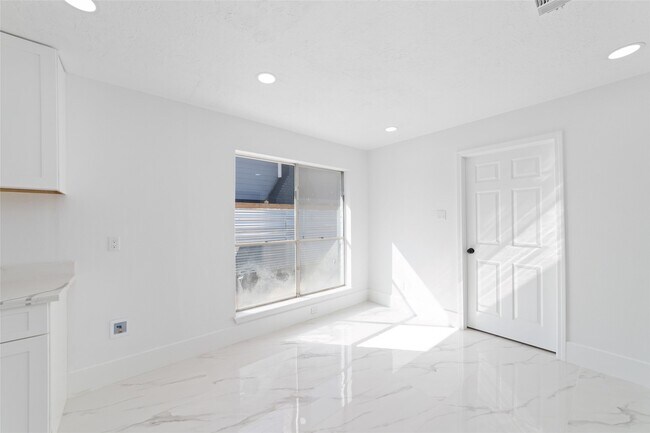 Building Photo - 13330 Agarita Ln