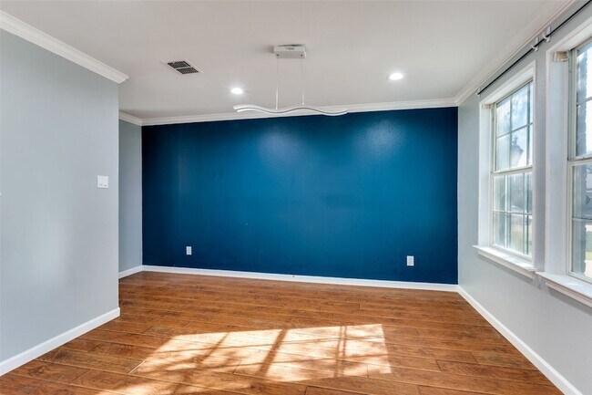 Building Photo - 320 S Mesa Verde Way