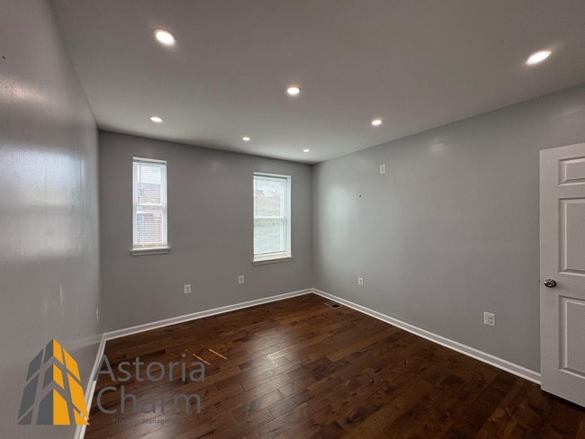 Building Photo - Updated 2 Bed Home with Backyard and Great...