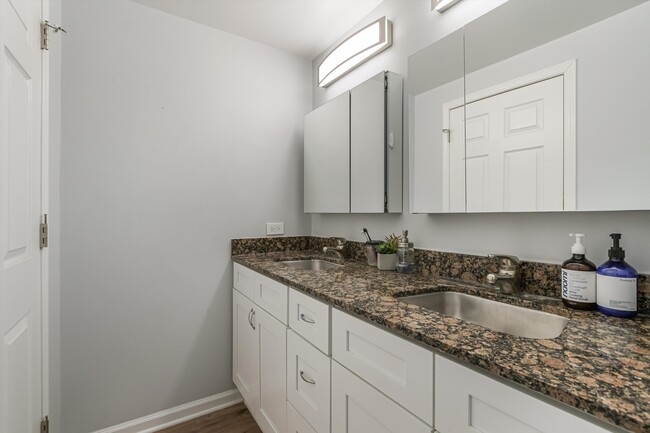 Building Photo - 1221 N Dearborn Pky