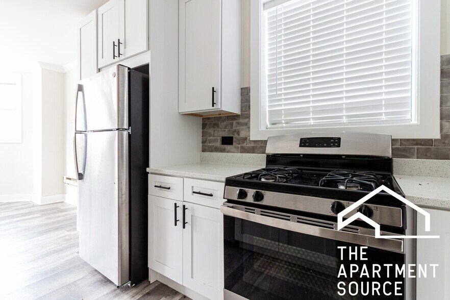 Building Photo - 3837 N Greenview Ave