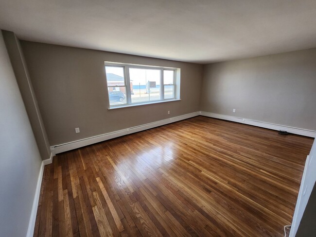 Building Photo - Renovated First Floor 1 Bd 1 Bath with Oce...