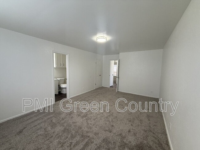 Building Photo - 9832 E 37th St