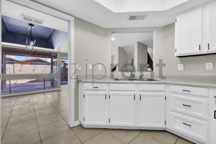 Building Photo - Unit 10