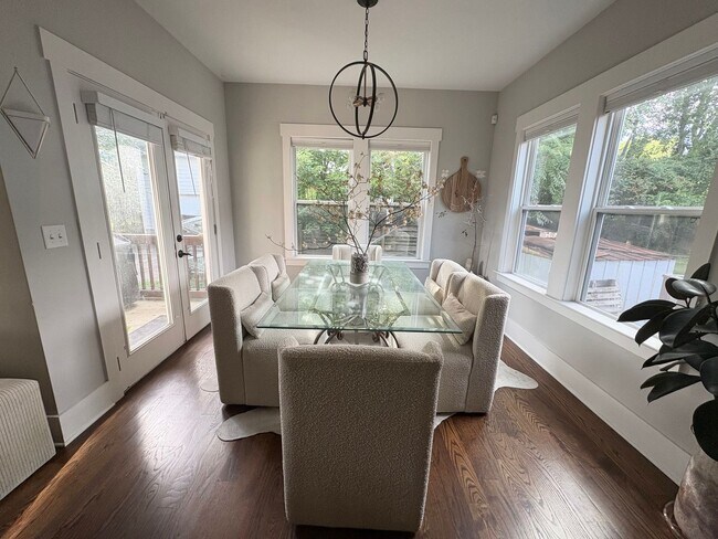 Building Photo - Beautiful and Spacious 3 Bedroom Home in E...