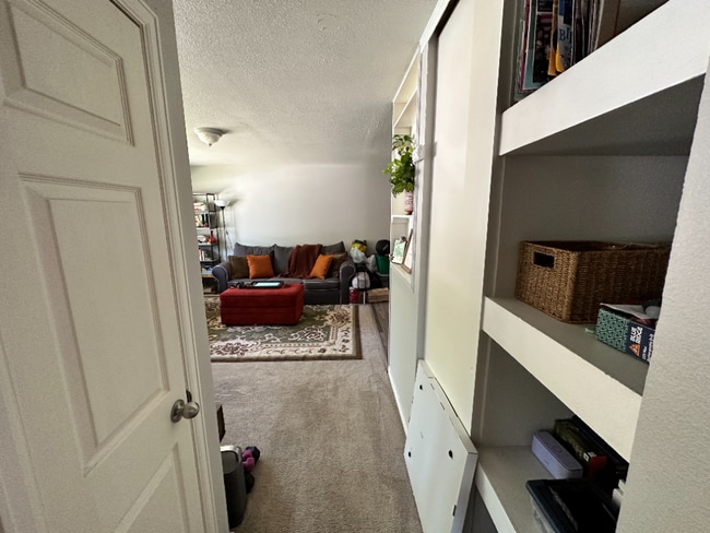 Building Photo - Available December! Cosy duplex in Potter Highlands!