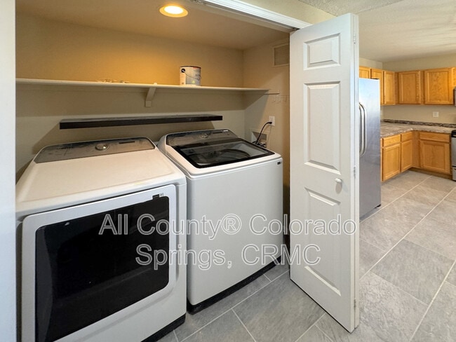 Building Photo - 5048 Weaver Dr