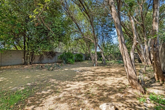 Building Photo - 3-2