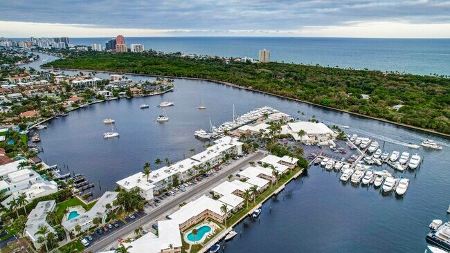 Building Photo - 2727 Yacht Club Blvd