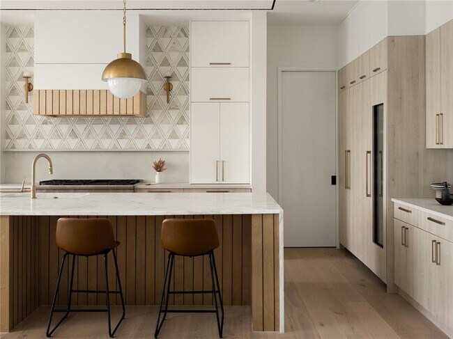 Building Photo - 2401 Oakhaven Cir