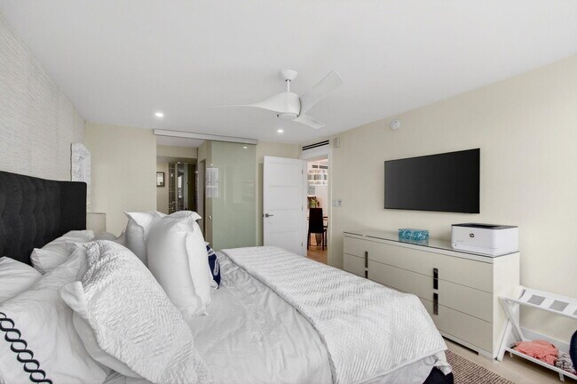 Building Photo - 1236 Hillsboro Mile