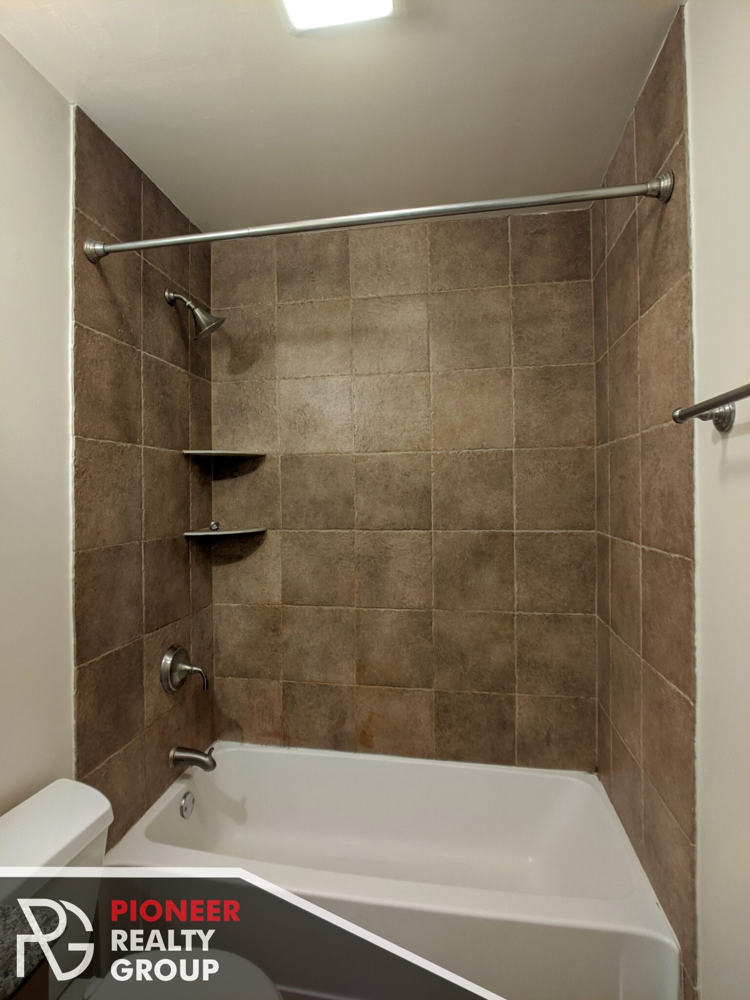 Building Photo - 643 W Wrightwood Ave