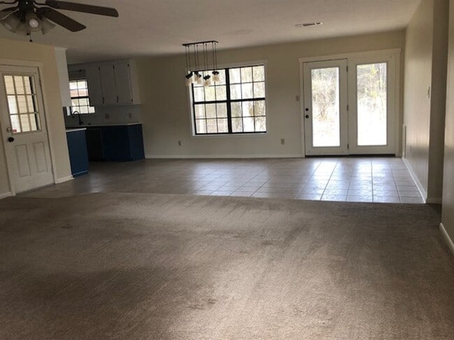 Building Photo - 2202 Holly Hill Dr