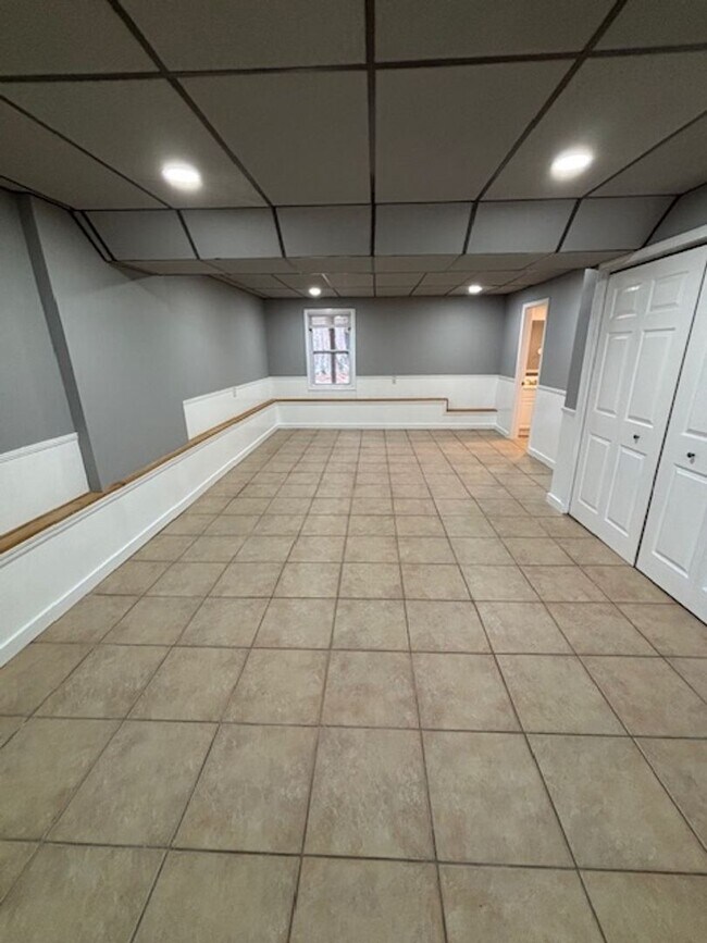 Building Photo - Updated Remodeled Large Open Split-Level Home with Full Finished Basement!