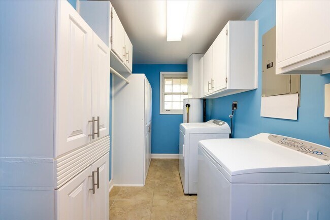 Building Photo - 5400 Farmbrook Dr