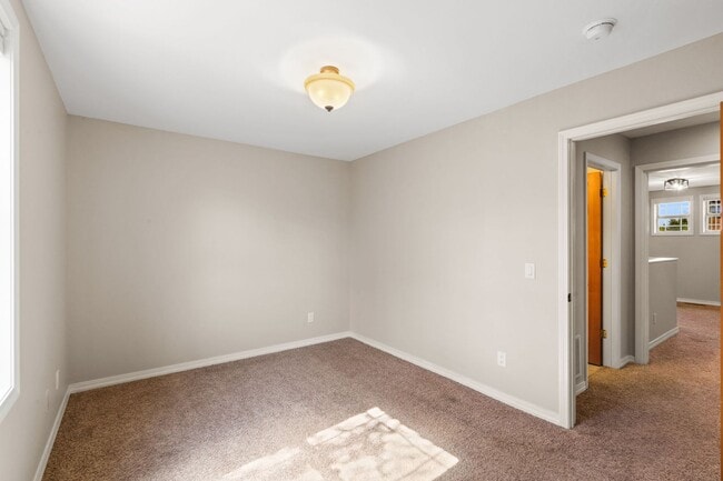 Building Photo - Spacious 3-Bedroom Home in Sought-After Valley West