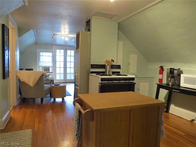 Building Photo - 13834 Clifton Blvd