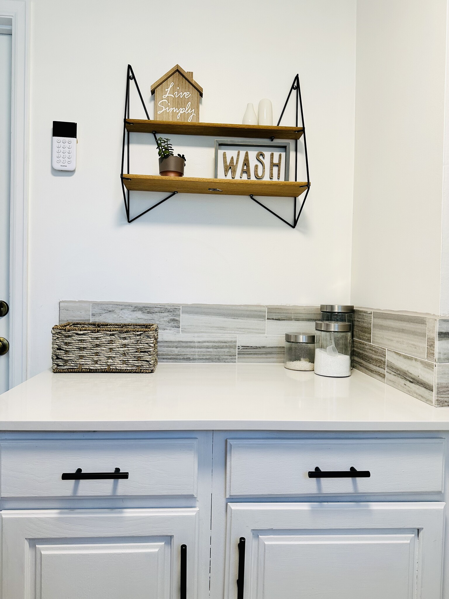 Laundry Counter - 8 Applewood Ct W