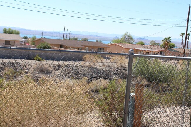 Building Photo - 3 Bed 1 Bath Home w/ 1 Car Garage and Larg...