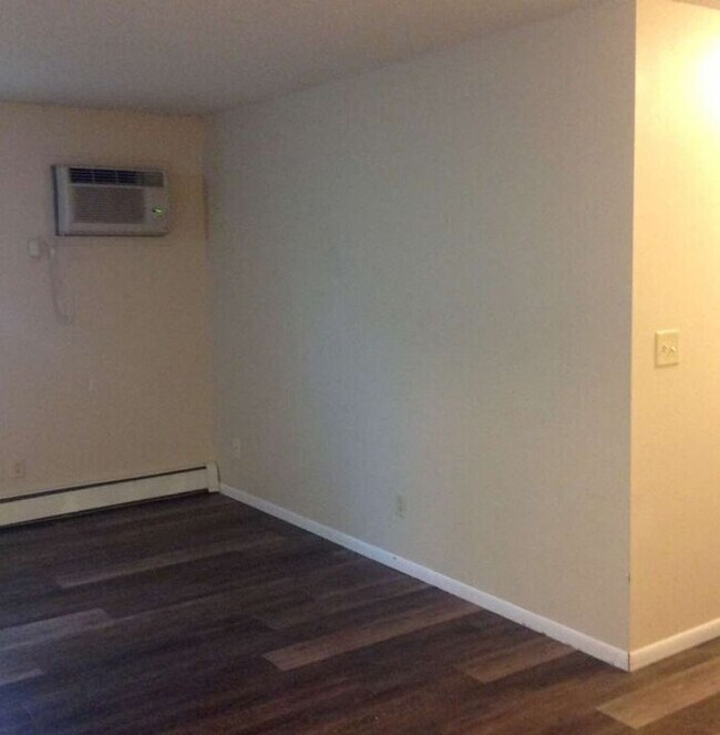 Building Photo - AVAILABLE NOW - NO SECURITY DEPOSIT REQUIRED