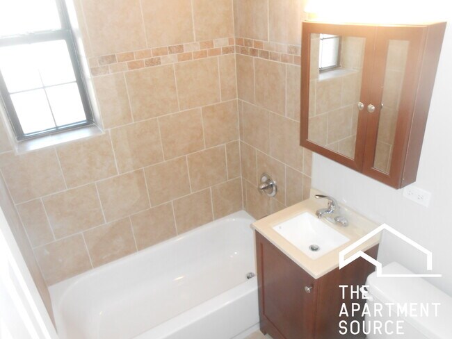 Building Photo - 894 Green Bay Rd