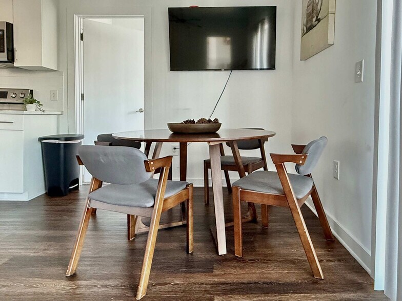 Building Photo - 542 Boulevard NE