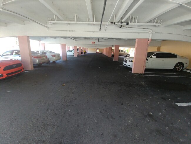 Building Photo - 1305 W 53rd St