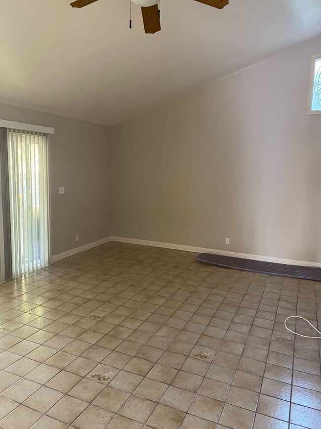 Building Photo - Single Story 4 bed, 2 bath home in central Simi Valley