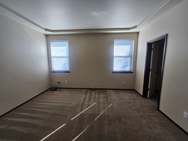 Building Photo - Spacious Home!
