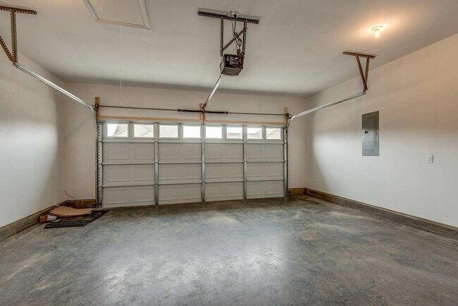 Building Photo - AVAILABLE NOW!    Beautiful 4 / 2 home in Fairview Station, completely refreshed and ready for yo...