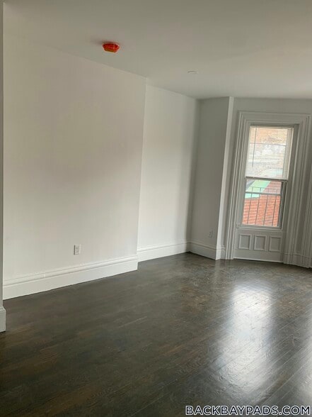 Building Photo - 225 Newbury St