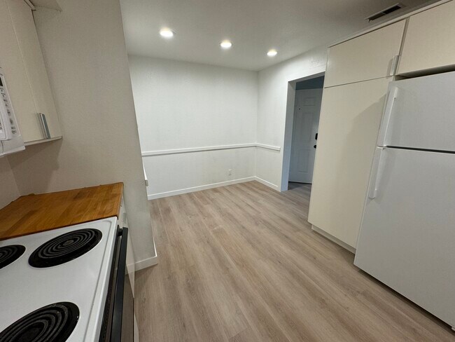 Room for a dining table - 387 N 200 E