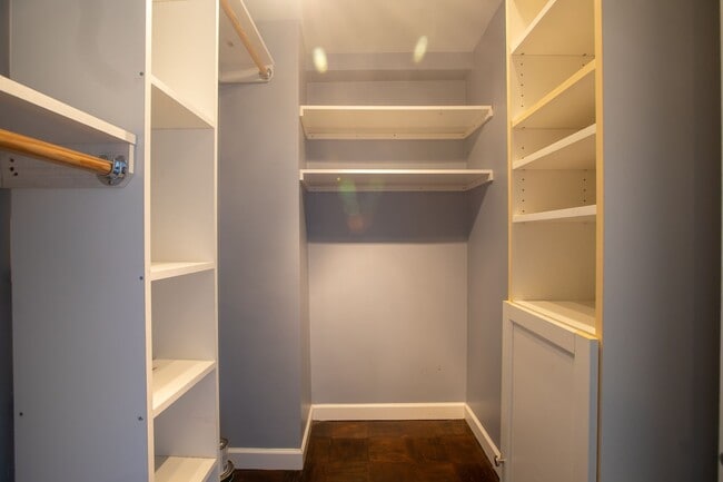 Building Photo - Lovely Studio Unit with 1 BA Condo in Wood...