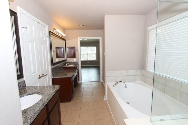 Building Photo - 21011 Blue Topaz Dr