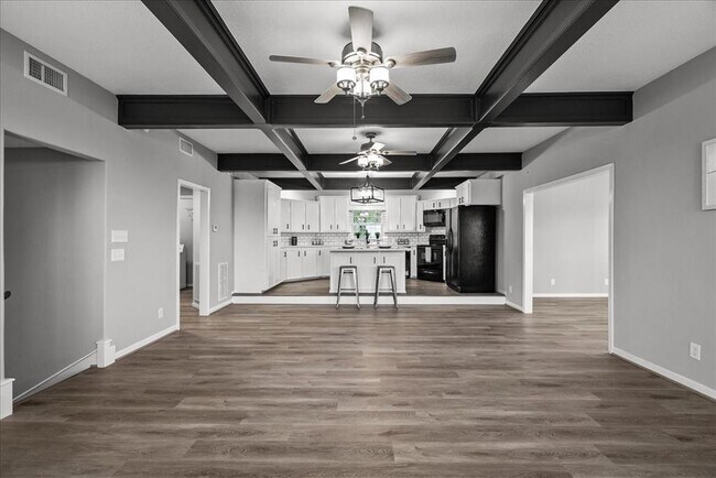 Building Photo - 401 Paradise Dr