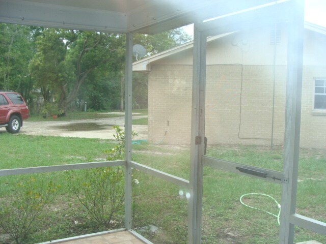 Building Photo - 2 Bed 1 bath Granite Countertops  Screen Porch Call Carole Arcaro Deltona Lakes Realty 386-216-4900