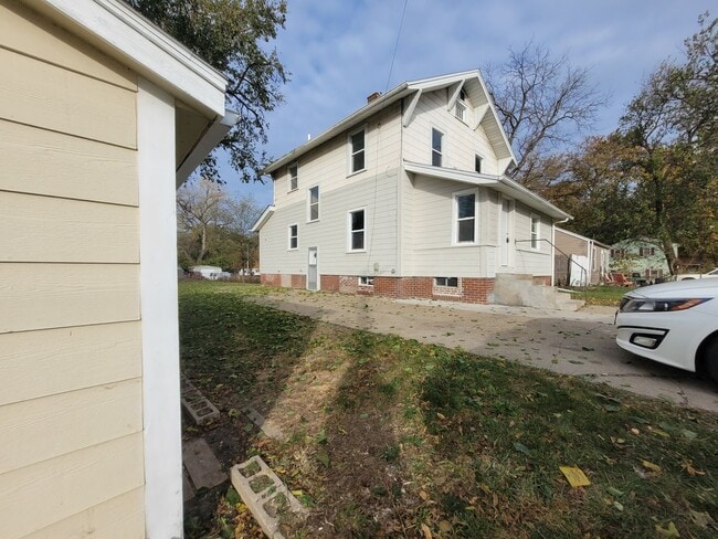 Building Photo - 4 Bedroom, 2 Bathroom home with large yard...