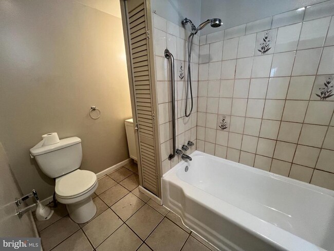 Building Photo - 2408 S Sartain St