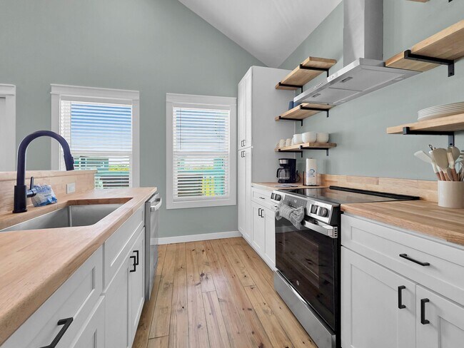 Building Photo - 1032 Sunset Cir