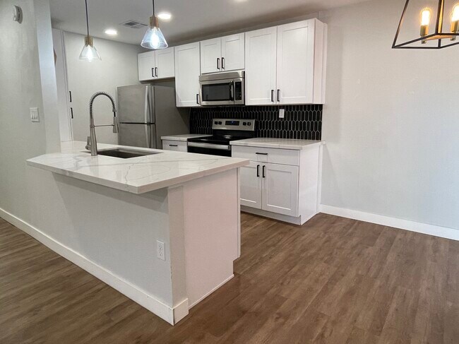 Building Photo - 1111 N 84th Pl