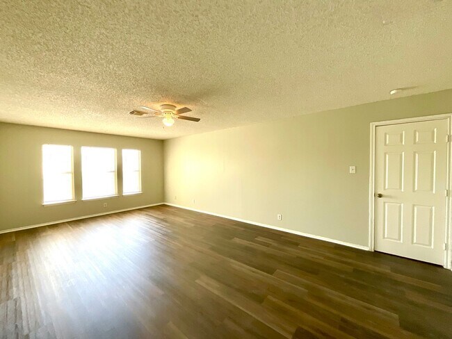 Building Photo - 3BD/2.5BA Dover Ridge Home Near 1604 – No Carpet, Fenced Yard & Covered Patio!