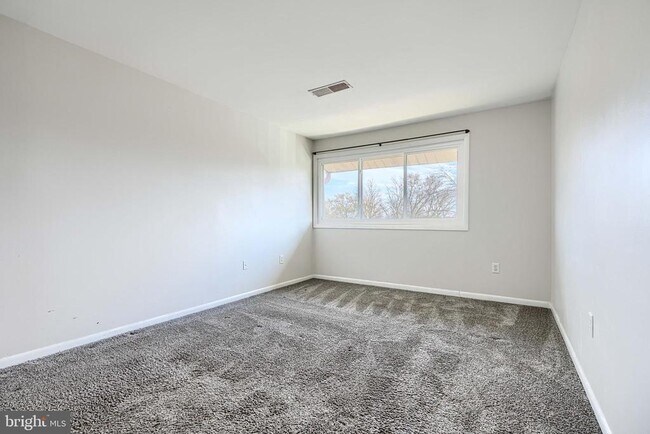 Building Photo - 130 Royal Oak Dr