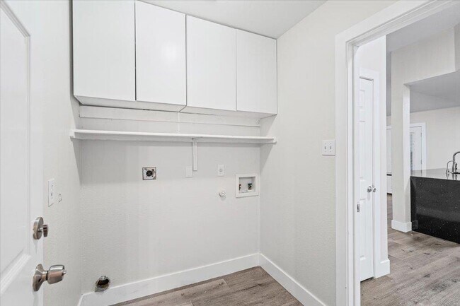 Building Photo - 158 Oak River Dr