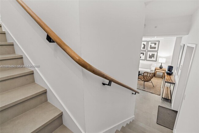 Building Photo - 650 NE 32nd St