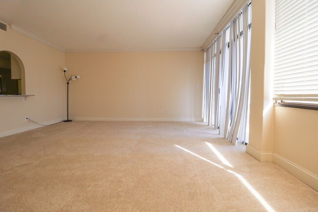 Building Photo - All Bills Paid: 1 Bedroom Condo in Downtow...
