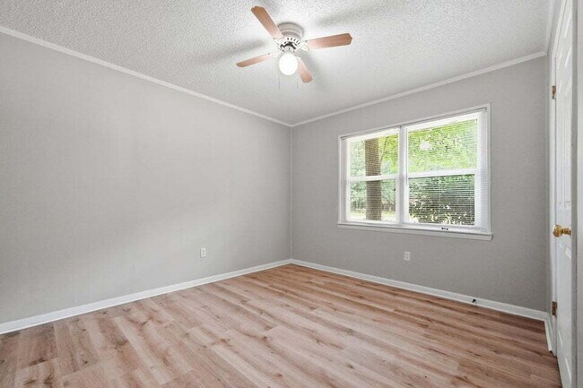 Building Photo - A small-town charm ready for move in!