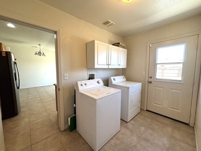 Building Photo - Spacoius Home Available Now!