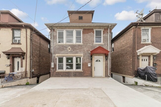 Building Photo - 709 Grand Ave