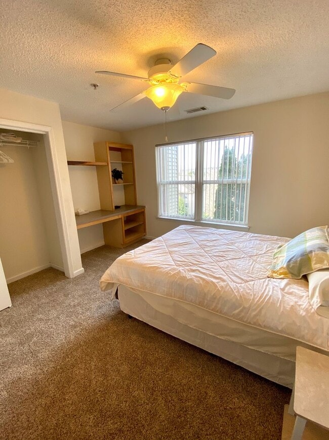 Building Photo - 4 Bedroom Condo in Harts Cove!